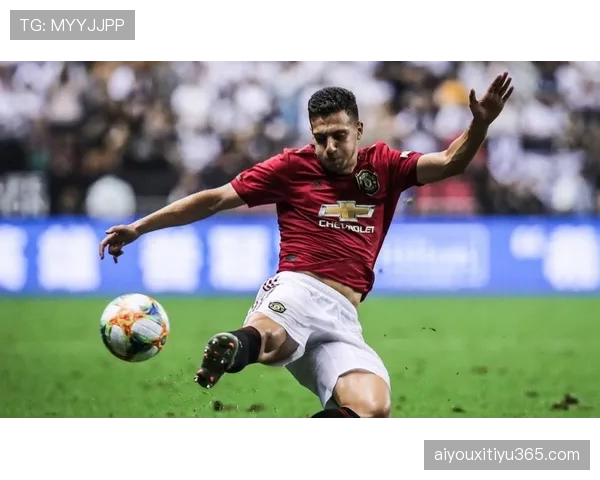 从边锋到翼卫：AC米兰球员莱奥专访，谈其在新角色中的攻防职责变化